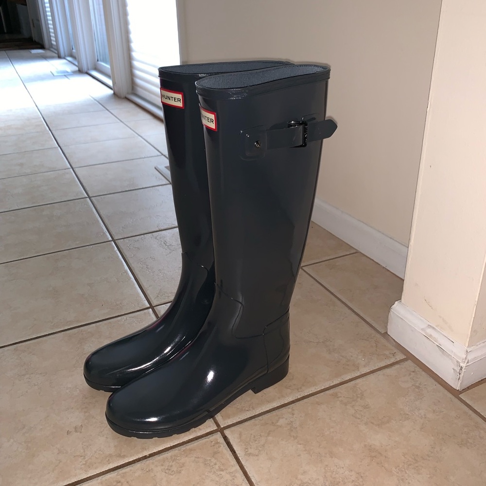 Y’all Grey Gloss Rain Boots!!